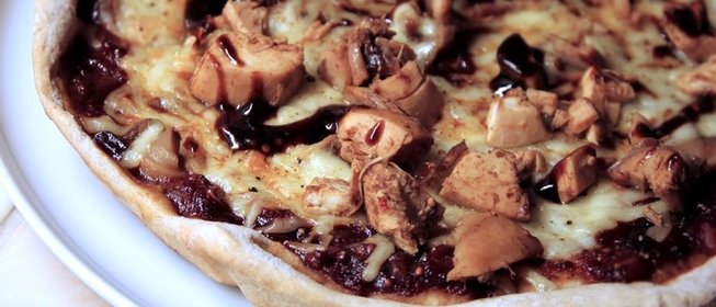 Пицца с грибами и курицей