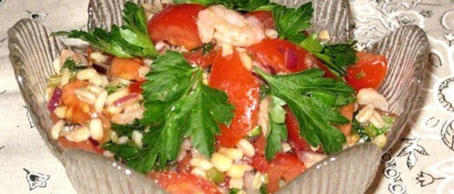 Салат из перловки с креветками и помидорами