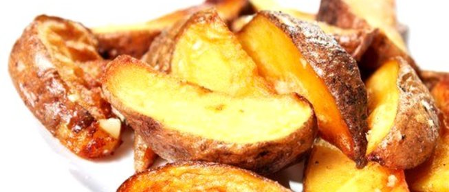 Печеные дольки из батата с чили и чесноком