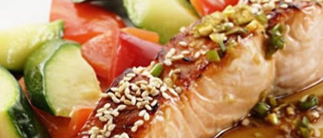 Жареный лосось с морскими гребешками и овощами