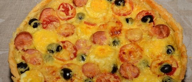 Пицца с сосиской и помидорами