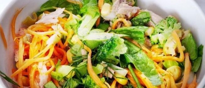 Салат с тунцом консервированным и кукурузой