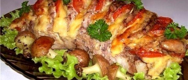 Свинина, запеченная гармошкой, с картофельными грибочками