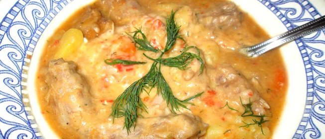 Тушеный картофель с куриными шейками и горохом