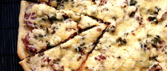 Пицца с фаршем и колбасой