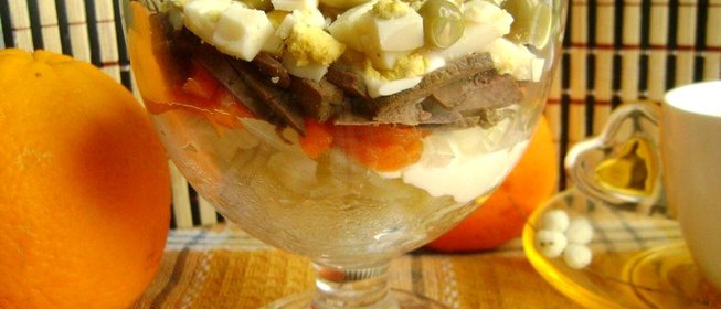 Печеночный салат-коктейль с горошком и яйцами