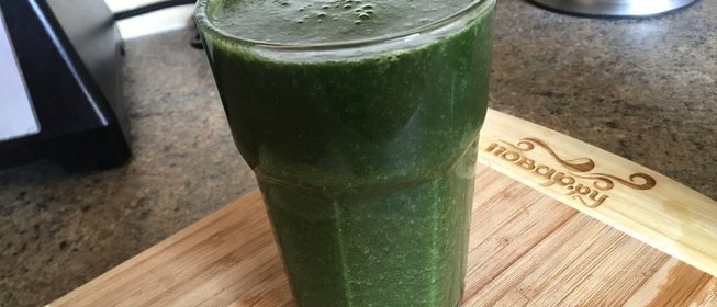 Зеленый коктейль с ростками подсолнуха