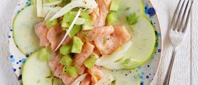 Закуска из копченой семги с яблоком и киви