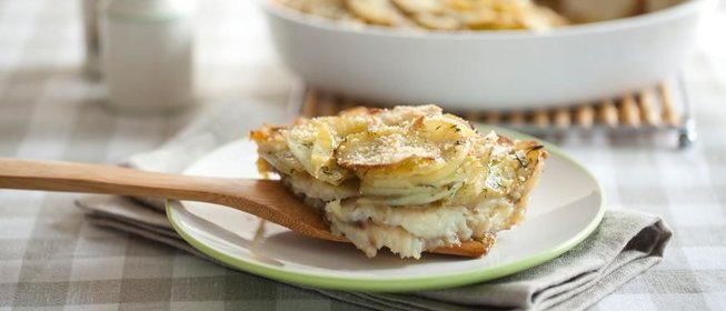 Молодая картошка с рыбой и укропом