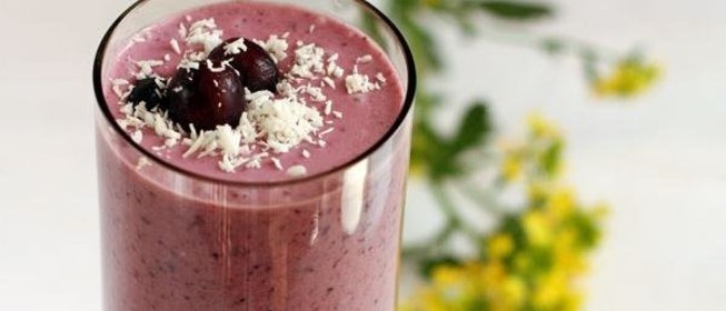 Кокосовый коктейль с ягодами