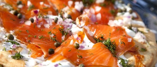 Пицца с семгой и сыром