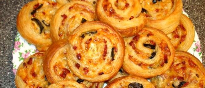 Мини пицца из слоеного теста