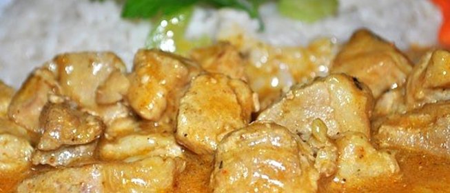 Свинина, тушеная с имбирем и карри