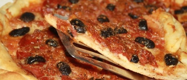 Острая пицца с сыровяленой ветчиной