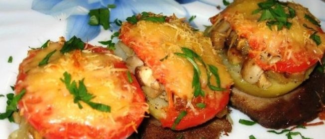 Свинина, запеченная с грибами помидорами и сыром