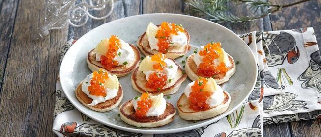 Мини-блинчики со сметанным кремом и икрой