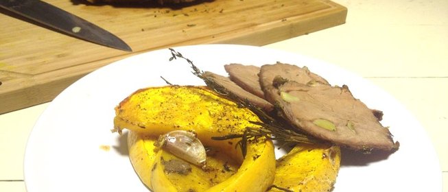 Баранья нога и тыква, запеченные с ароматными травами, с соусом из тыквы