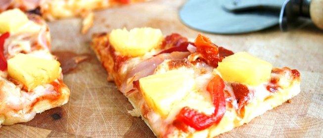 Пицца с ананасами и колбасой