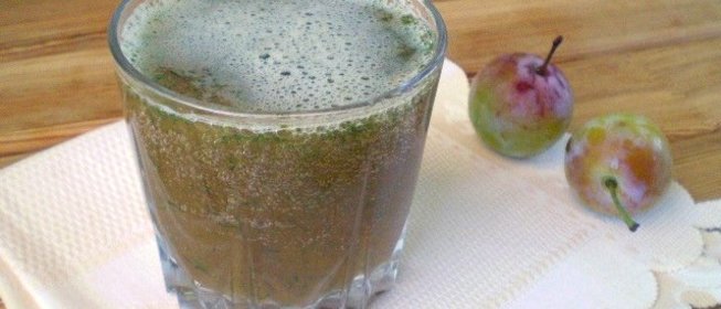 Зеленый коктейль со сливой