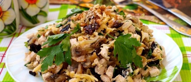 Салат с курицей, грибами и черносливом