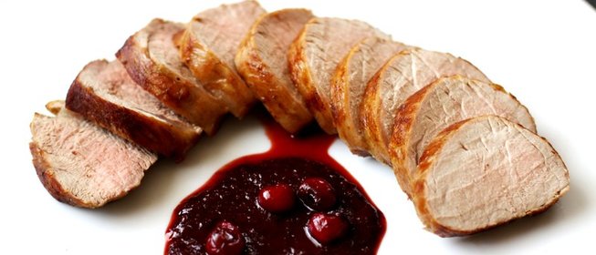 Свинина с соусом из сушеной вишни, меда и гвоздики