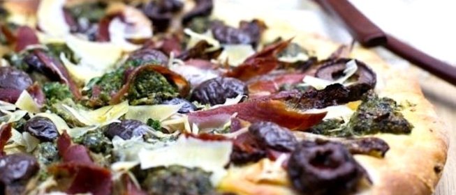 Пицца с цикорием и соусом песто