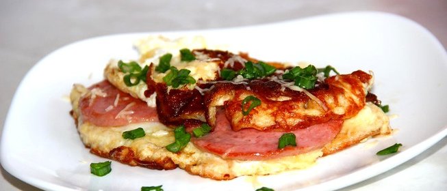 Сырный омлет с колбасой