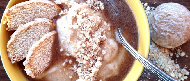 Грушевая манная каша с имбирем, пряничной крошкой и коричным соусом