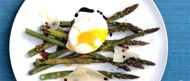 Запеченная спаржа с яйцами