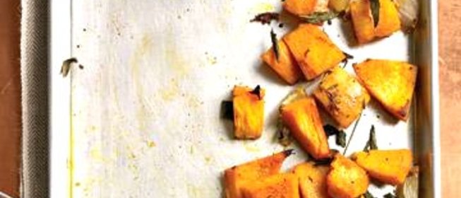 Жареная тыква с луком и шалфеем