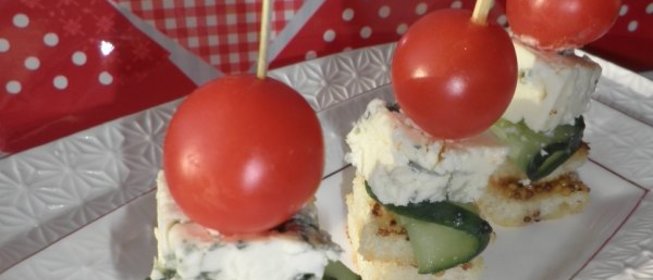 Канапе с голубым сыром и черри