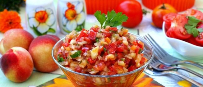 Овощная сальса с персиками