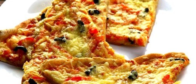 Пицца с копченостями и черносливом