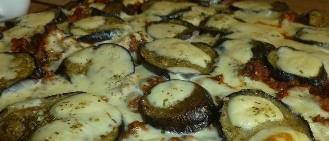 Мясная пицца с баклажанами и брынзой