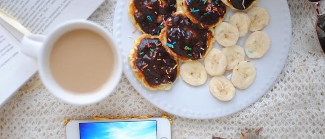 Диетические сырники с бананово-шоколадным пюре