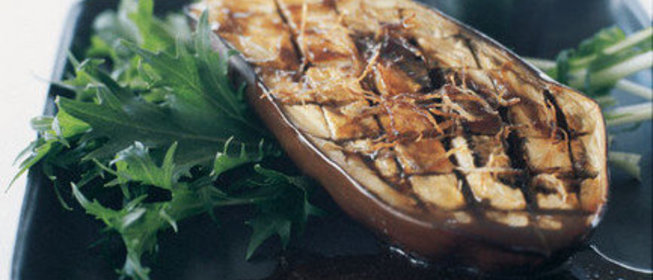 Жареные баклажаны с имбирем и заправкой мисо