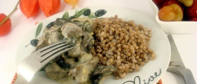 Сметанный соус с индюшиными сердцами и грибами