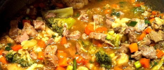 Нежная свинина с тушеными овощами, грибами и пряностями