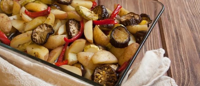 Запеченный картофель с овощами
