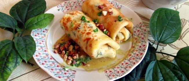 Блинчики с яйцами и зеленым луком с ароматным соусом