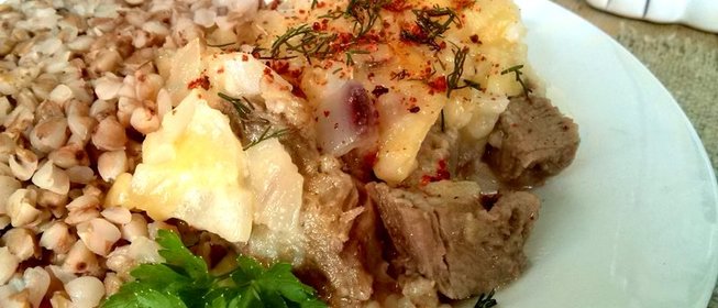 Говядина под сырным соусом