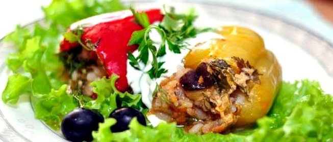 Перец, фаршированный рисом и овощами