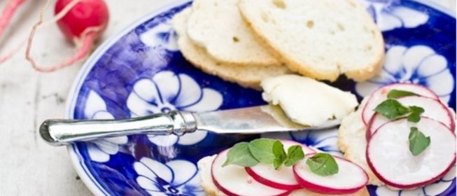 Брускетта с редисом, сливочным маслом и солью