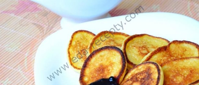 Творожные оладьи с черничным соусом