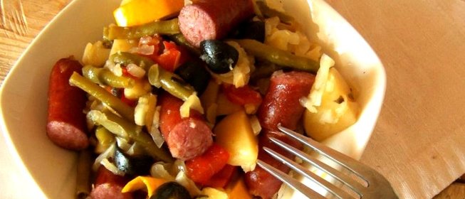 Овощное рагу с охотничьими колбасками