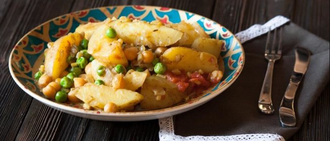 Картофель с карри, нутом и горошком