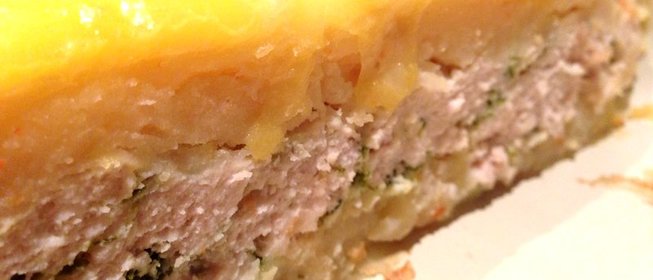 Картофельная запеканка с начинкой из куриного филе и шпината