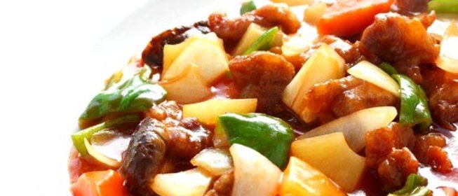 Жареная свинина с ананасами, томатами, зеленой фасолью и базиликом