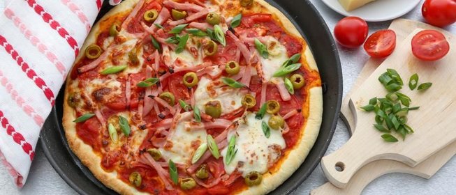 Пицца с ветчиной и оливками