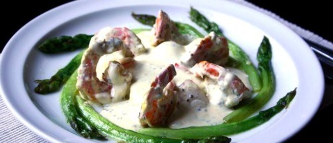 Сметанный соус с хреном и розмарином для креветок